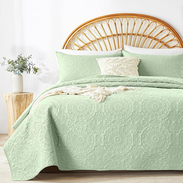 WURUIBO Light Green Quilt Set Queen Size, Embossing Microfiber Full Bedspreads with Pillow Sham, Ligthweight Breathable Thin Coverlet, Reversible Bedding Set for All Season (1 Quilt, 2 Pillow Shams)