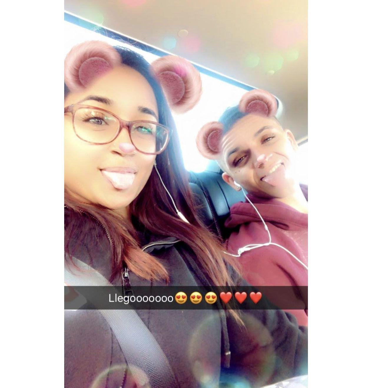 Us in the uber on our way to my apartment. Nosotros de camino para mi apartamento en un uber.
