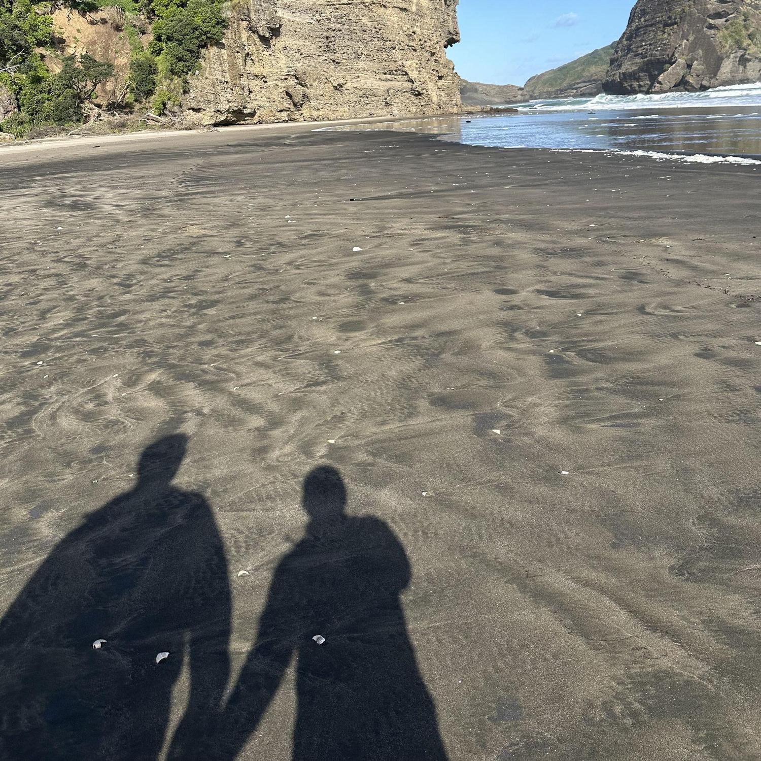 Piha Beach in New Zealand <3