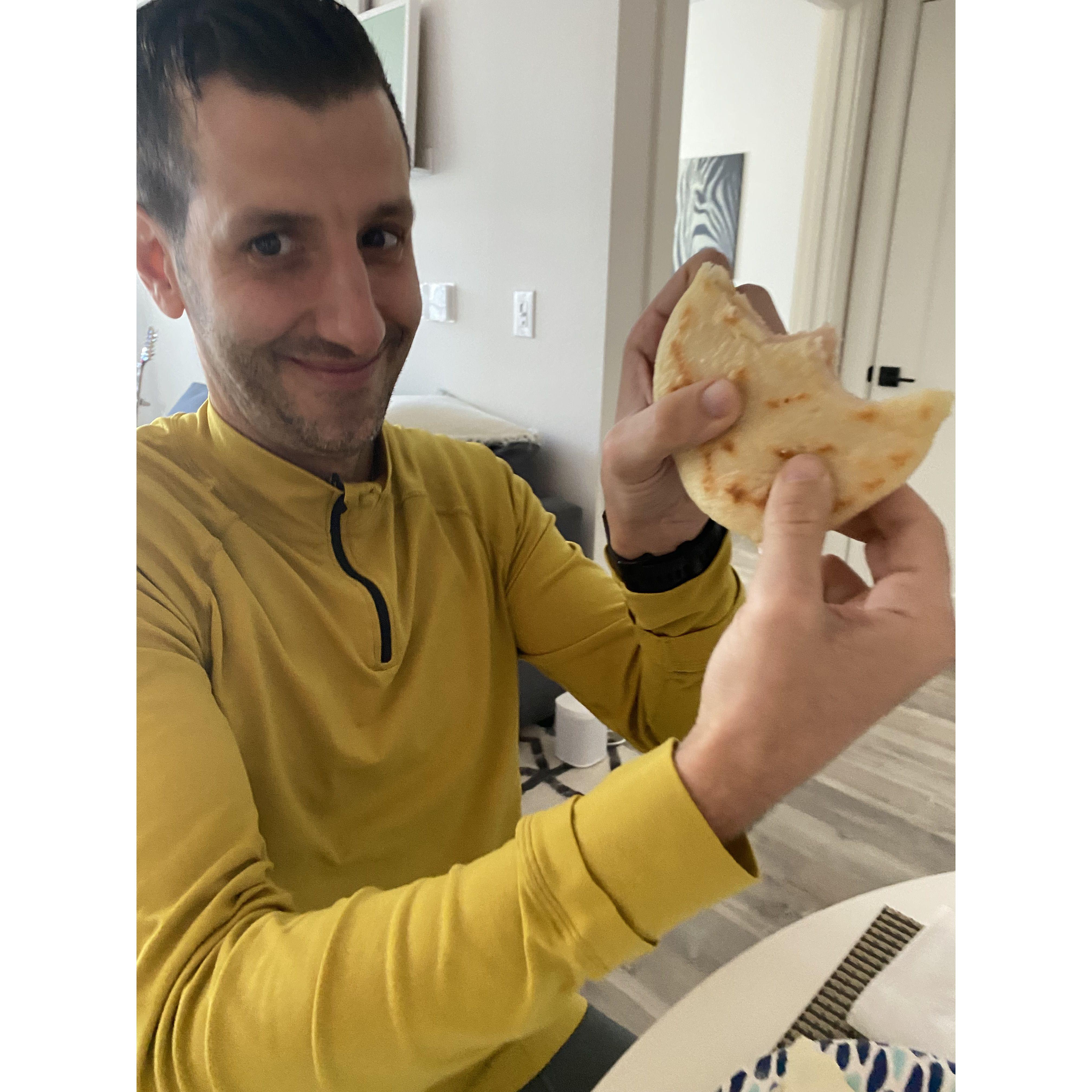 Alex comiendo arepas