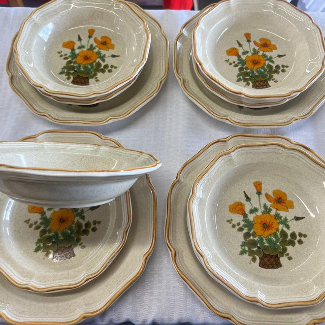 Vintage Mikasa Garden Club "Petunias" (12 pieces) dinner plates / salad plates / bowls oven to table made in Japan 1970s-1980s
