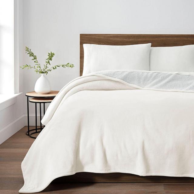 UGG® Avalon Sherpa Twin Throw Blanket in Snow
