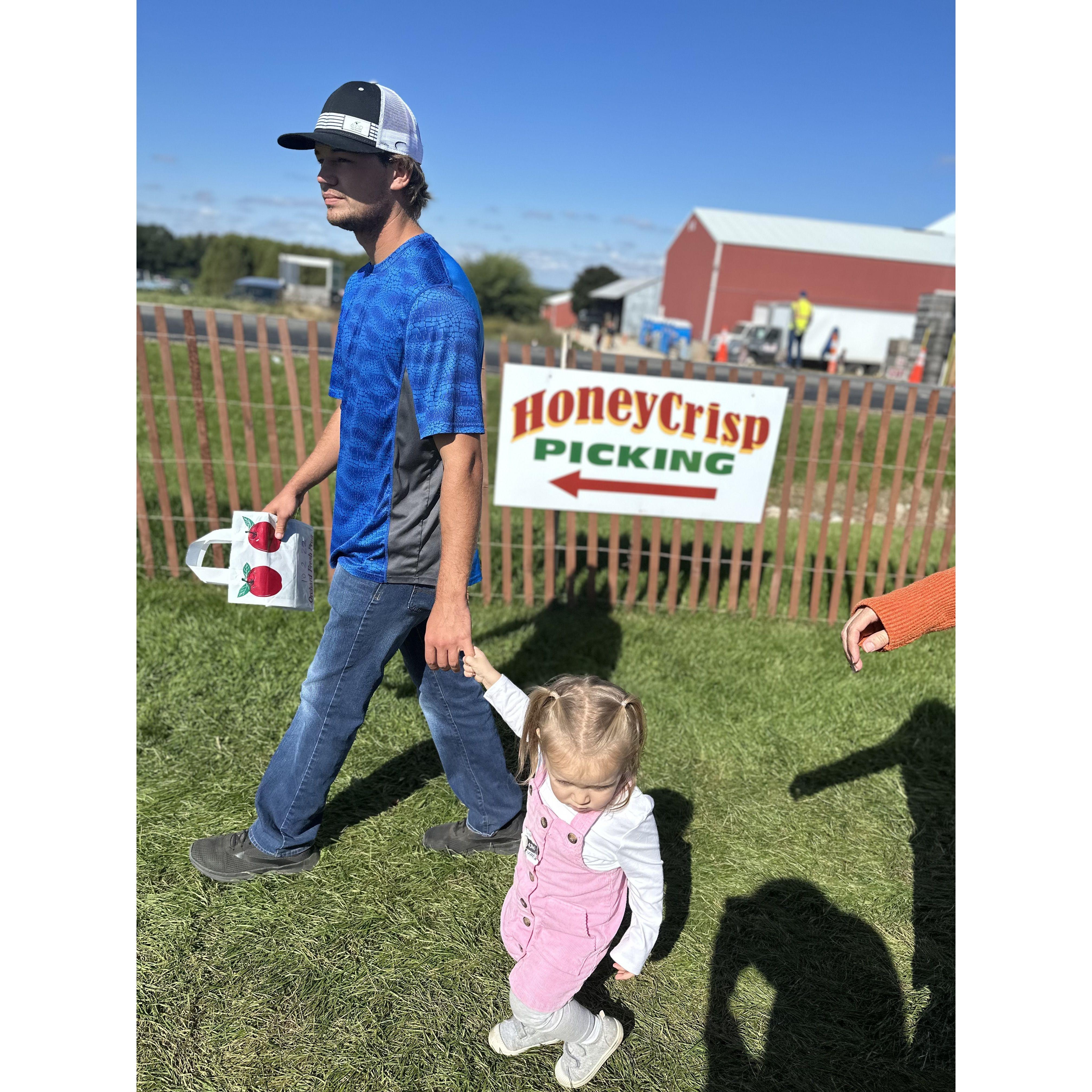 Family trip to the apple barn, Emary and Andy on a mission to get some Honeycrisps