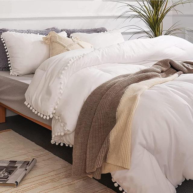 YIRDDEO White Queen Ball Pom Fringe Design Comforter Set 3pcs, Boho Aesthetic Luxurious Full Bedding Set, Vintage Ultra Soft Microfiber Comforter Set, White (1 Comforter, 2 Pillowcases)