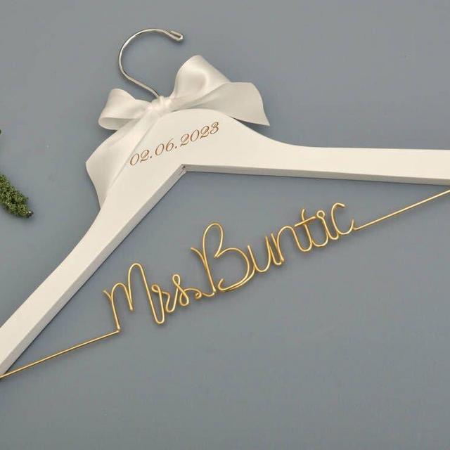 Bride hanger, wedding hanger, wood engraving,personalized bride hanger, lady hanger, custom hanger, honor maid, bridesmaid, The doctor hangers，Gift-giving hangers