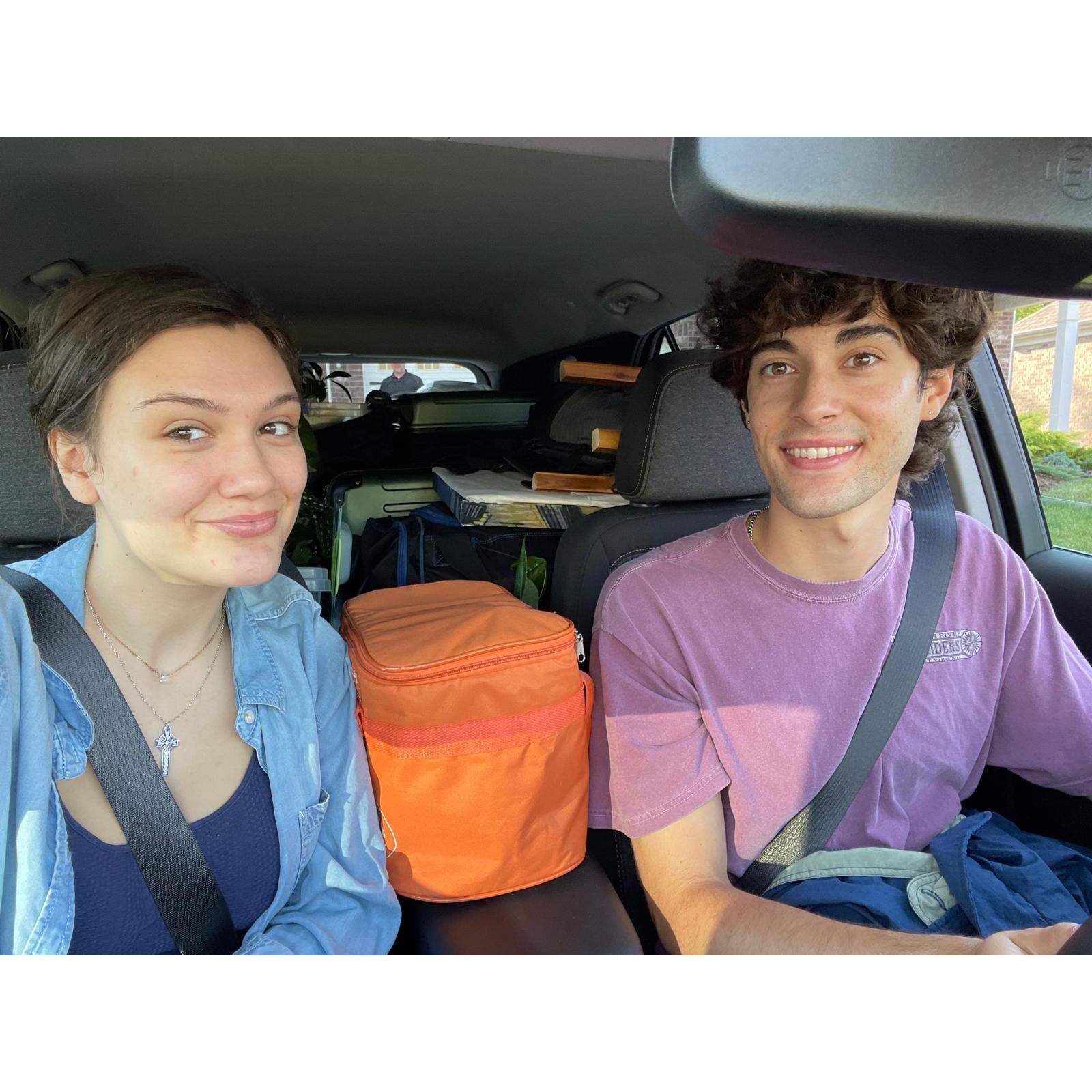 Then we moved in together! We road tripped from Nashville to Boston with all of our stuff. | Depois fomos morar juntos! Viajamos de carro de Nashville para Boston com todas as nossas coisas.