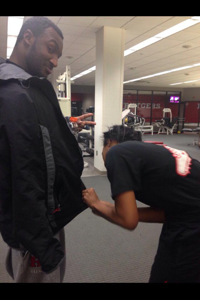 Right after Savonâs shoulder surgery in college, he needed help with EVERYTHINGđ