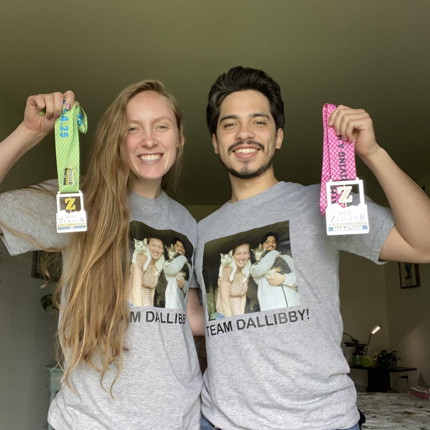 Dallas crushed his second marathon (with two injured knees) and Libby crushed her first 5k 
(with one injured knee)! Shirts made by Dad!