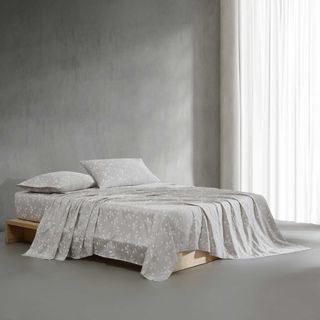 White Flowers 4-Piece Sheet Set