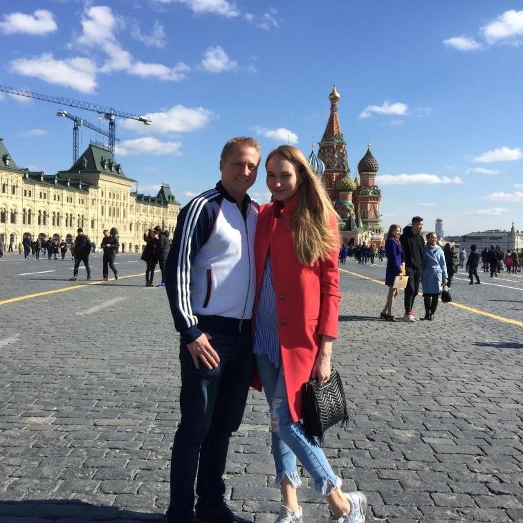 Moscow, Apr'17.
Season 2 Episode 2. 
Brett's second trip to Moscow that year. 
The authorities must've started questioning his numerous visits to the capital.