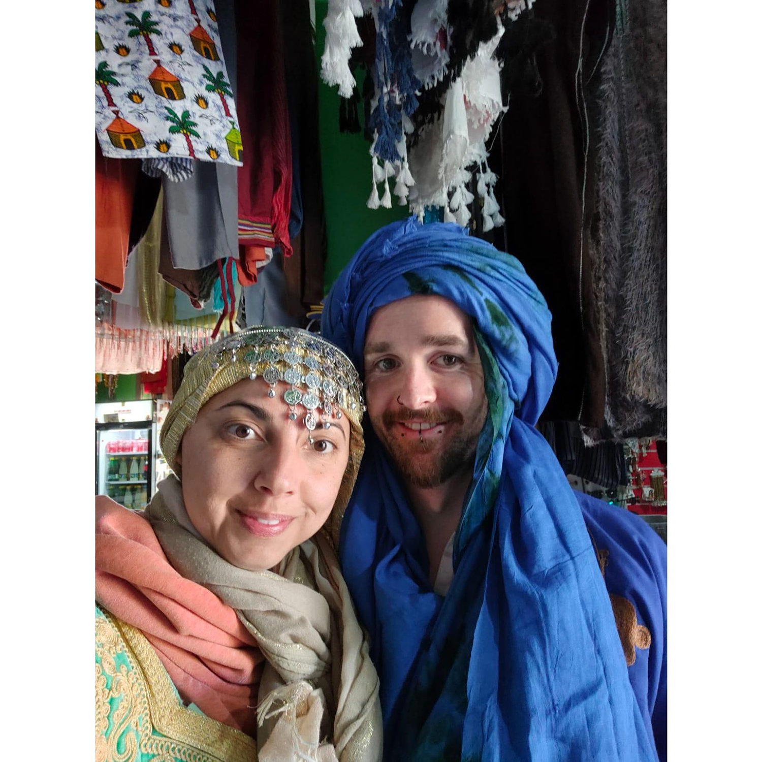 Dressing up for a dessert ride on camels. S'habiller pour une balade en chameau autour du dessert.
