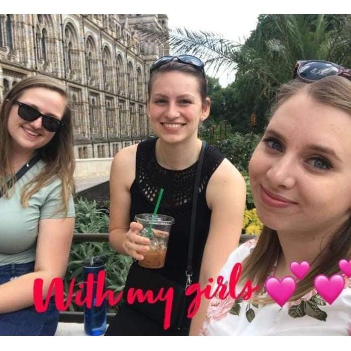 Margaret, Elizabeth, Caroline: Elizabeth was visiting the UK for her studies. It was her first international travel and her friends welcomed her arrival. (07/2018, Museum of Nat. History, London, UK)