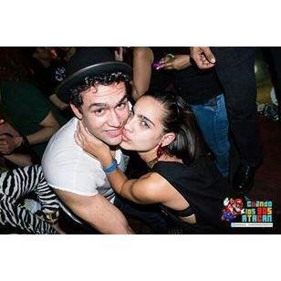 Éramos jóvenes y lo sabíamos.
When we were young and wild and free... it lasted two seconds.