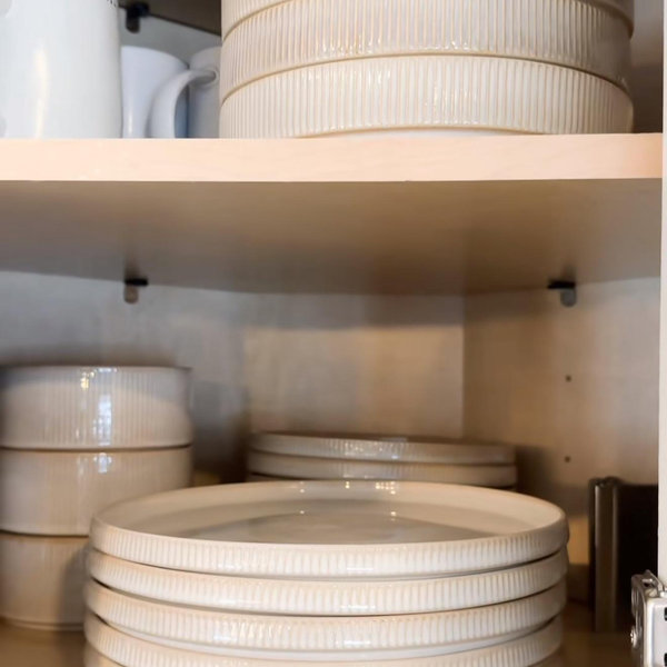 Famiware Star Plates and Bowls Sets, Modern Stoneware Dinnerware Sets for 6, 18-Piece Kitchen Dish Set - Chip and Scratch Resistant, Microwave and Dishwasher Safe Tableware, Cappuccino White