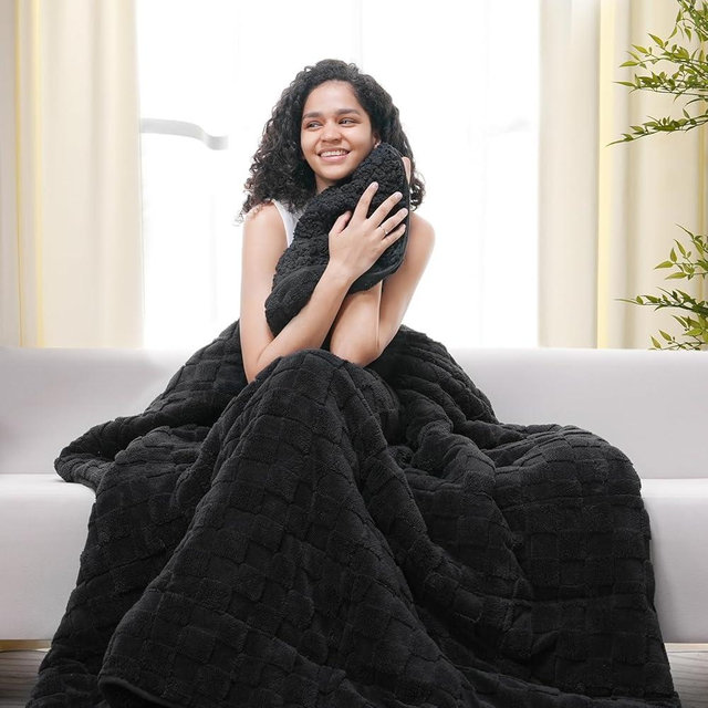Drewin Weighted Blanket 20 Pounds, 3D Jacquard Checkered Sherpa Weighted Blankets Queen Size, Cozy Fluffy Bed Blanket for Relaxation, Soft Winter Adult Weighted Blankets, 60 x 80 inches, Black