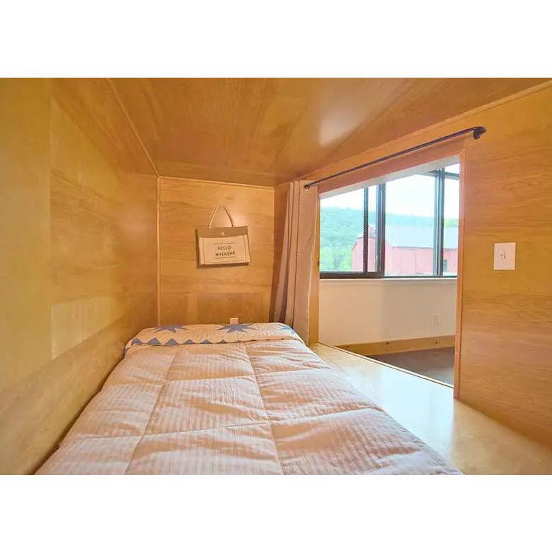 Main Lodge: 2 rooms of up to 8 - 4 Queens, 4 Twins