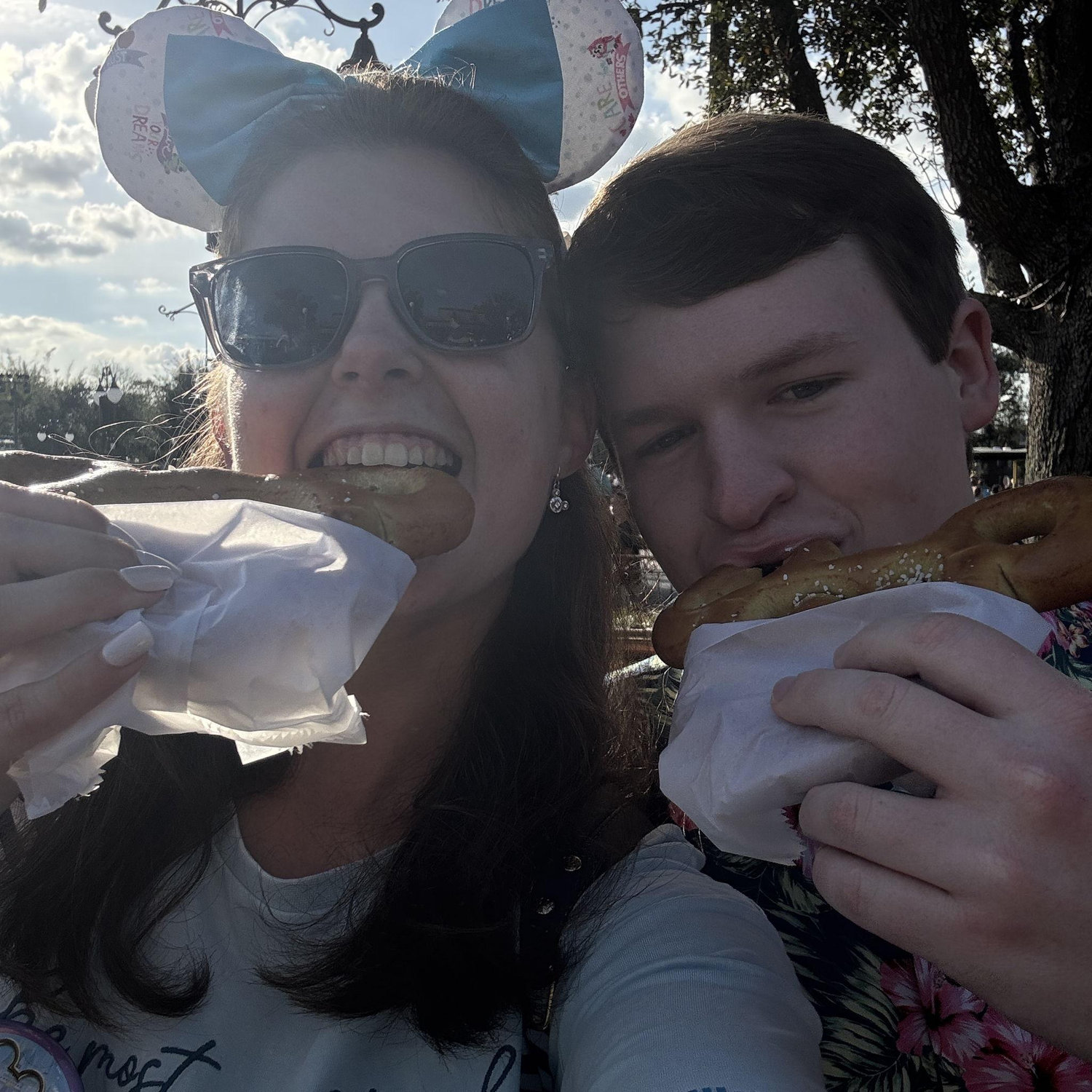 Immediately after the proposal, they got their favorite park snack: Mickey pretzels! 🥨🥨