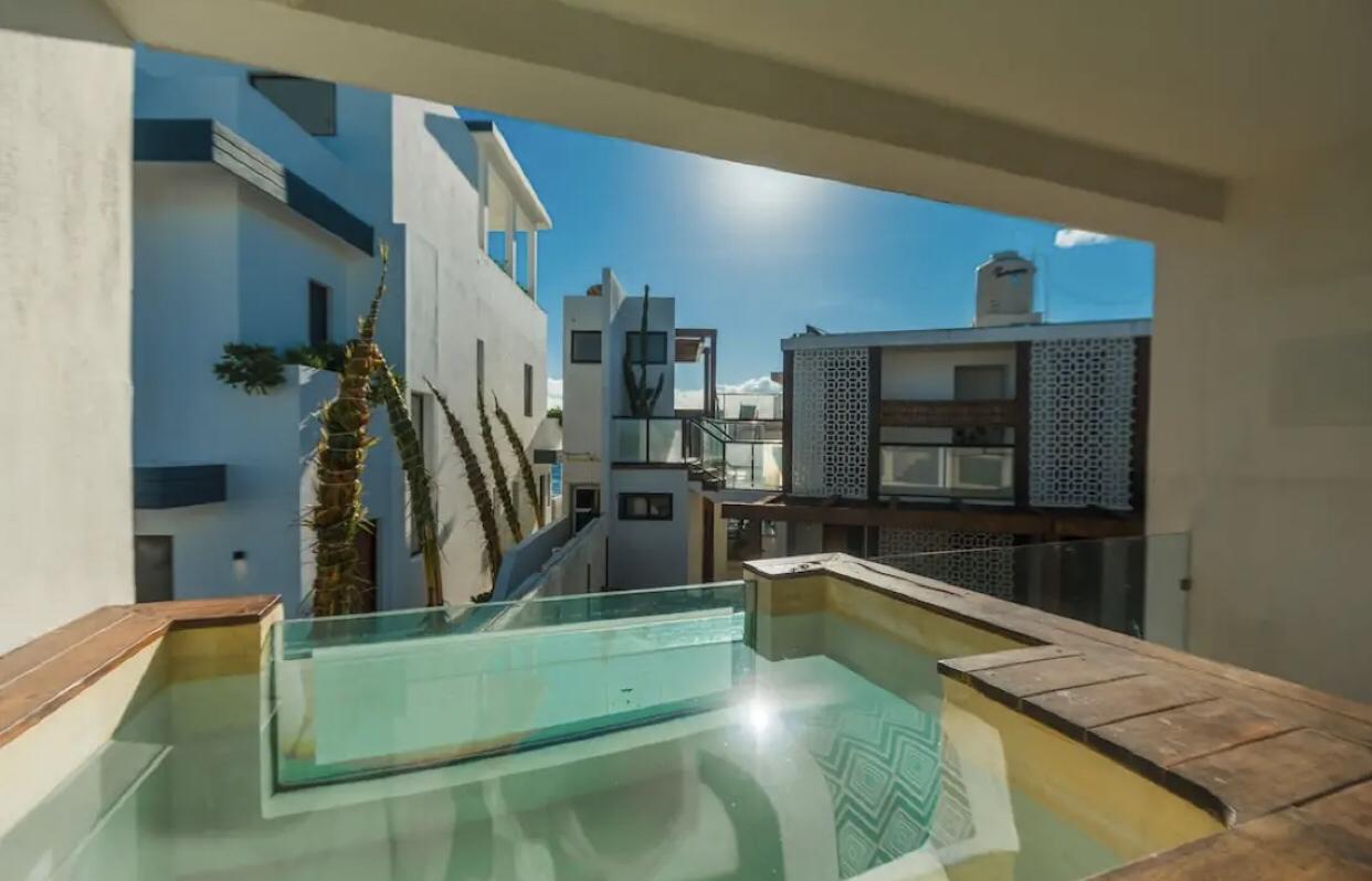 Private balcony plunge pool