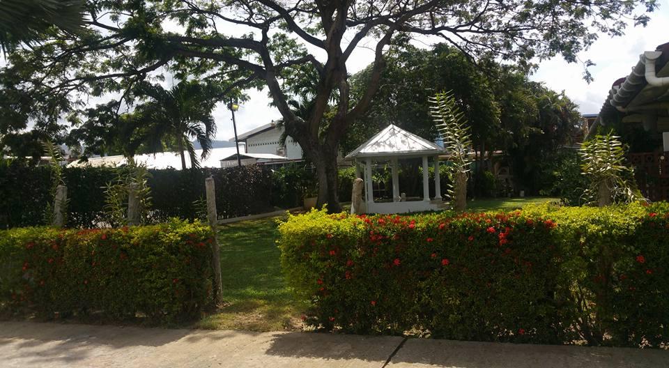 The Wedding Website of Roxanne Baptiste and Decklon Ashton