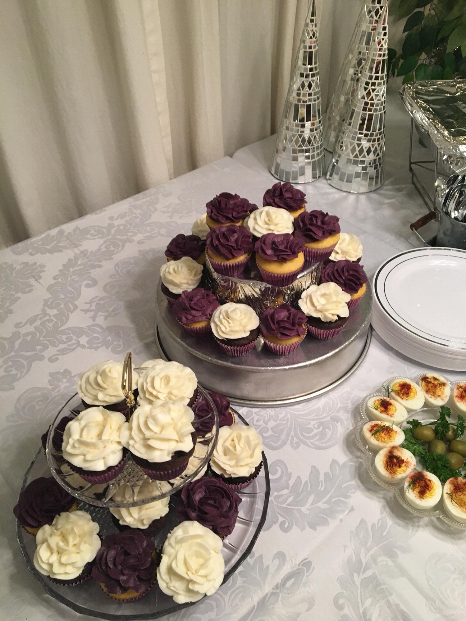Purple and White cupcakes 💜