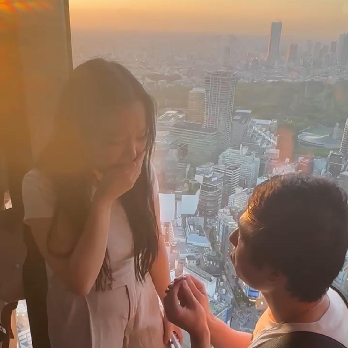 Engagement at Shibuya Sky in Tokyo! The wind unexpectedly closed the roof but Meng managed to propose on the observation deck below.