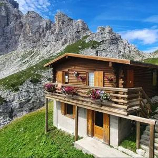 7 Day Hut-to-Hut Trek Through the Dolomites