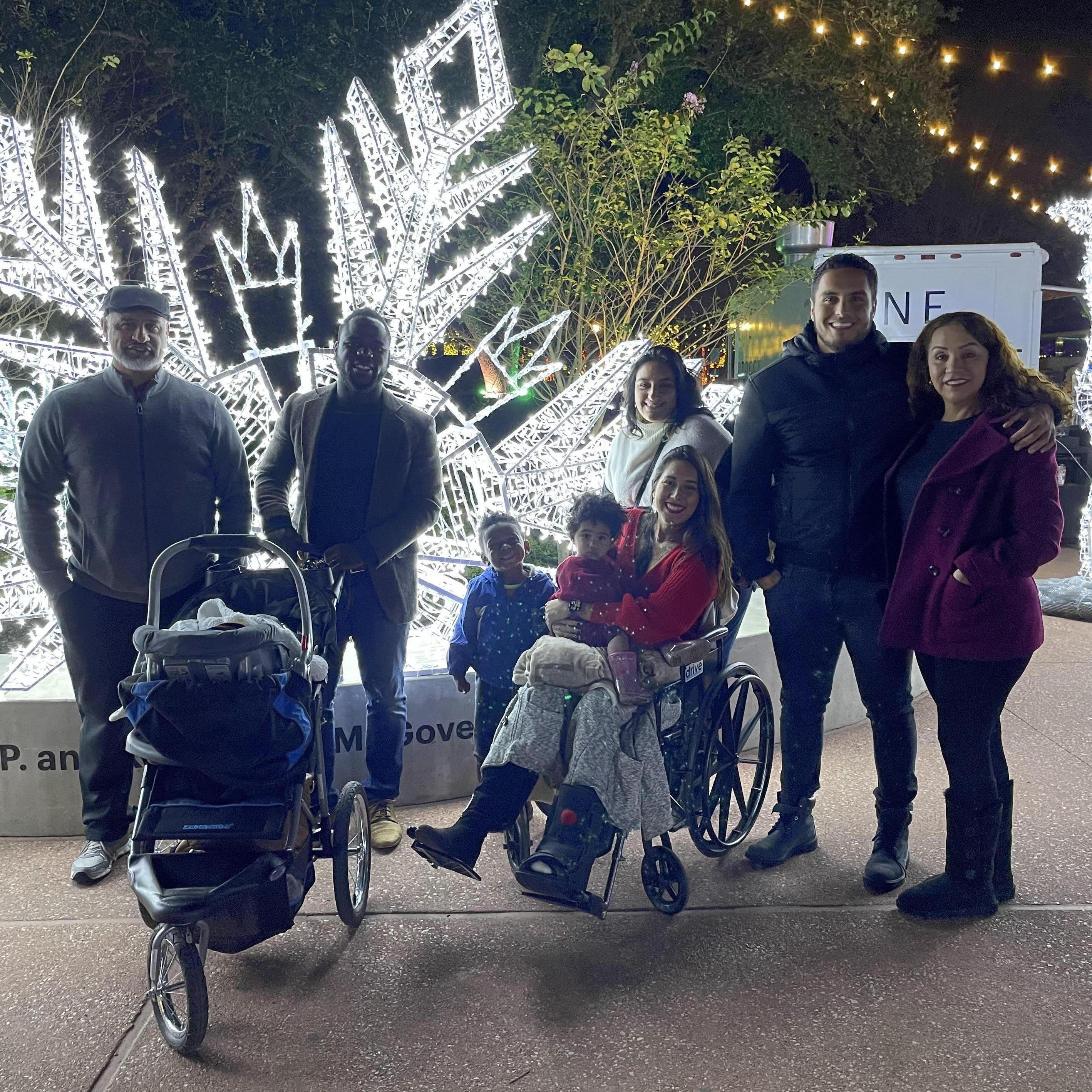 12/12/21 - Zoo Lights with the family! Zoo Luces con la familia!