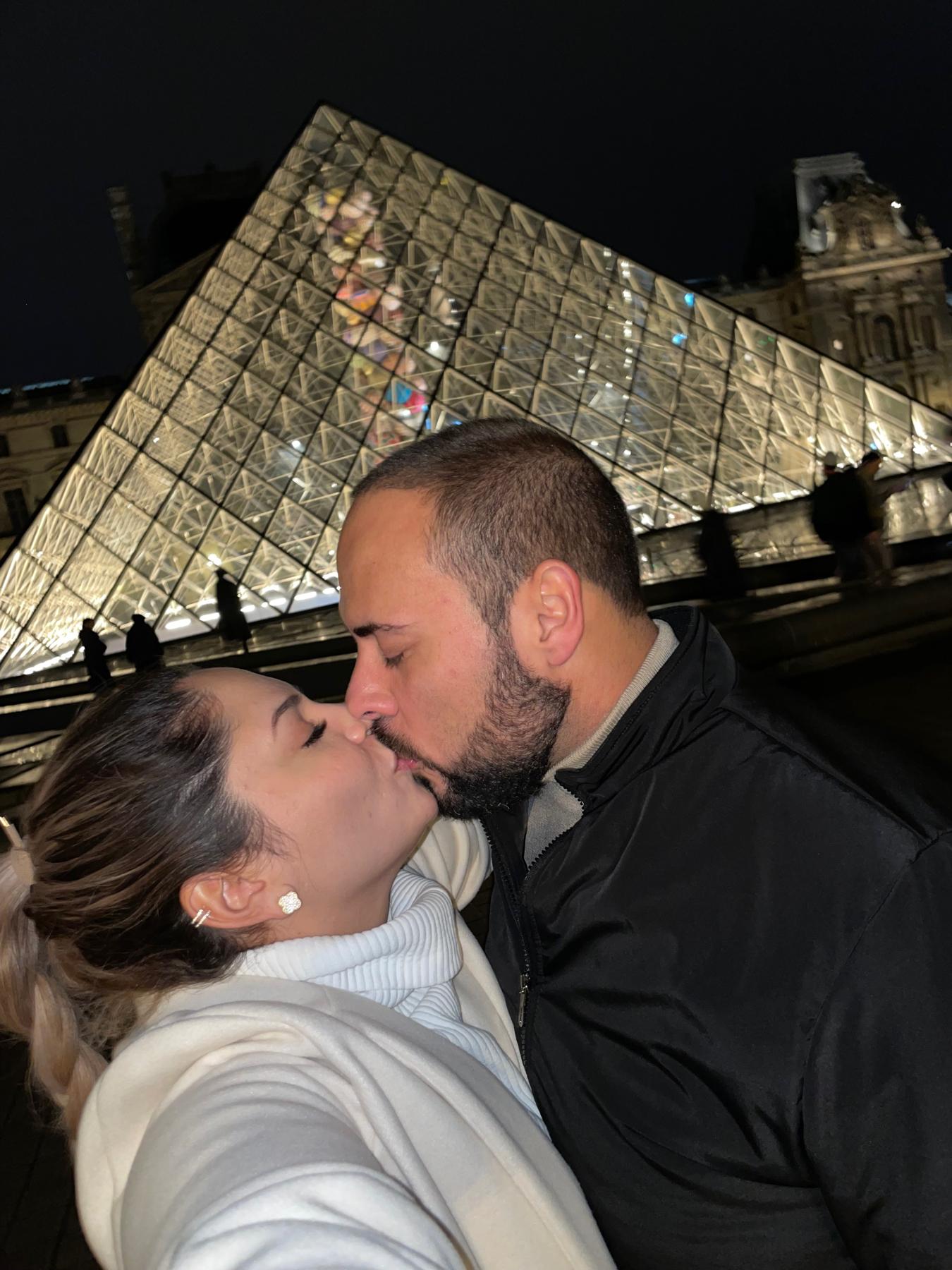 Paris, Kiss at the Louvre