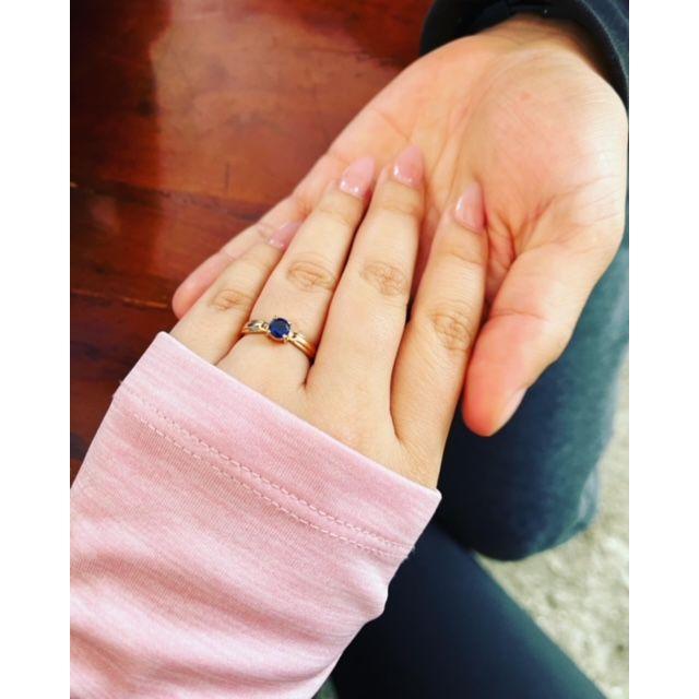 Enscrito en el anillo dice "mi compromiso, lealtad, y fidelidad seran por siempre" (en ingles) - inside the ring it says, "My commitment, loyalty, and fidelity will be forever."