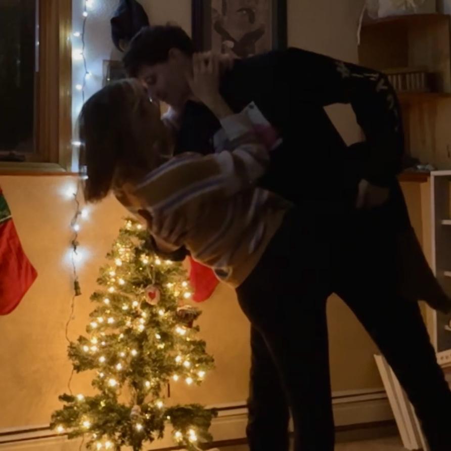 Christmas dancing
(12/05/2022)
