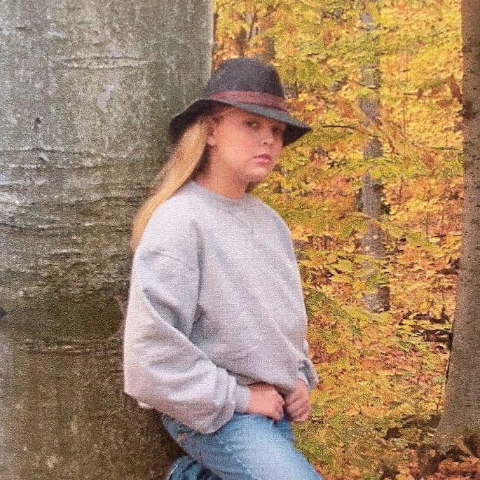 Pre-teen Paige, serving face