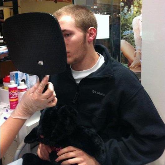 Real men hold the bear <3