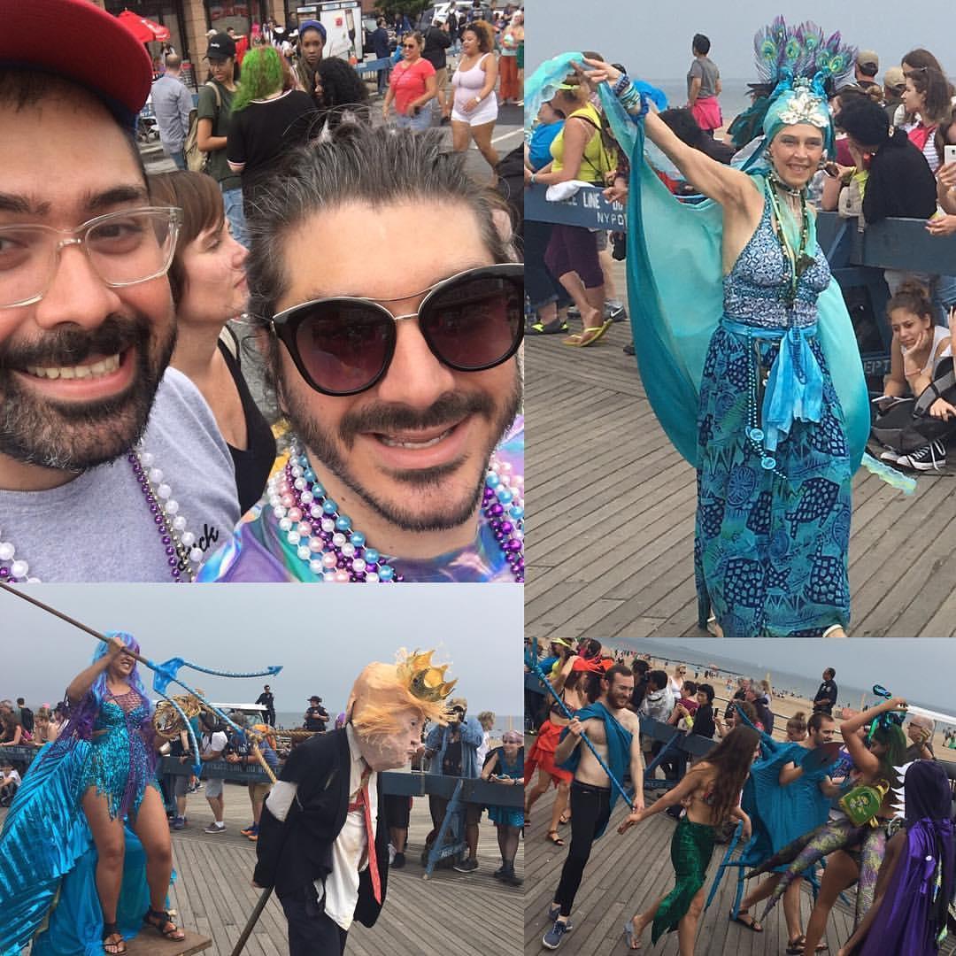 We LOVE the Mermaid Day Parade at Coney Island!
Nos encanta el desfile de la sirena en Coney Island!