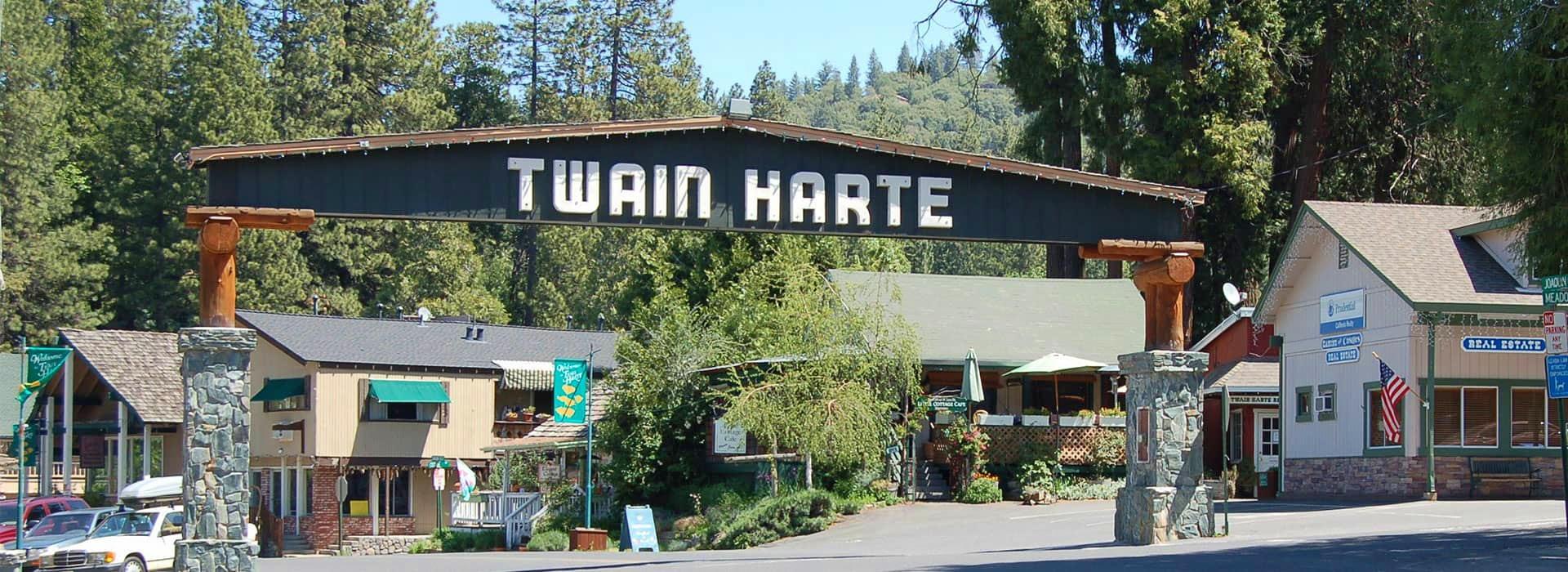 The Wedding Website of Makayla Souza and Daniyel Wiggins