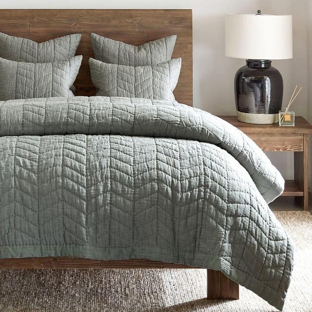 Blue Willow Linen/Cotton Twill Handcrafted Quilt, King/Cal. King