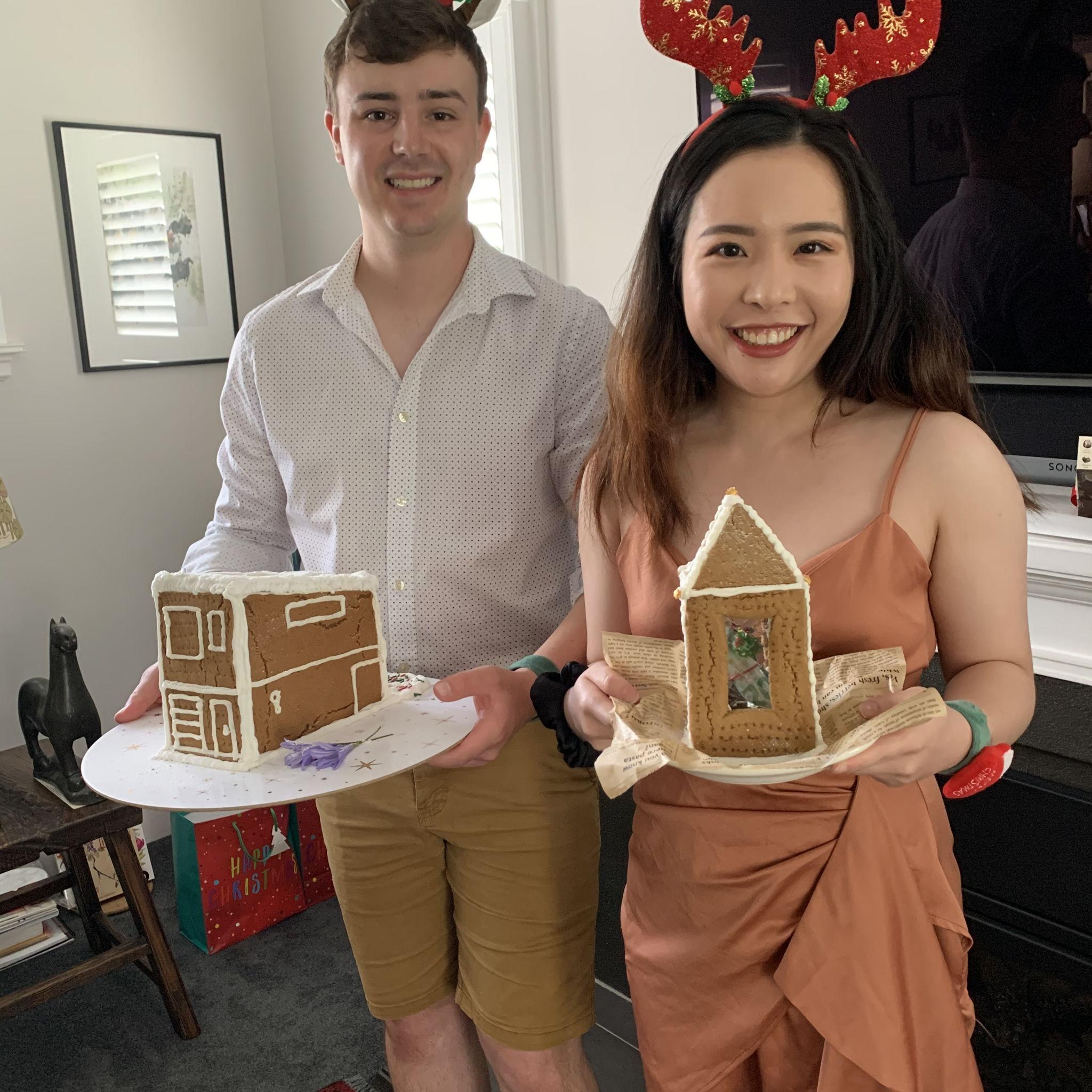 December 2021, Havelock North - On the left, a fully edible (non-gf), scaled model of Laura and Tony's house. On the right, a gluten free mini-house. Both built by us and filled with sweets of course!