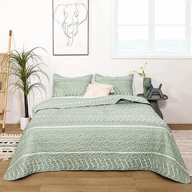 Janzaa Quilt Set Boho Quilt Set Sage Green Bedspreads Queen Size, ,3 PCS Soft Reversible Coverlet with Geometric Printed for All Season(Two Pillow Cases)