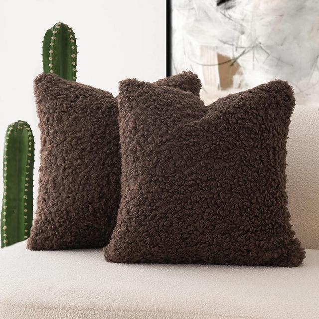 Foindtower 2 Pieces 20x20 Inch Chocolate, Faux Fur Throw Pillow Cover Accent Sherpa Pillow Fuzzy Soft Pillowcases Sheepskin Decorative Fleece Cushion Case for Bed Couch Living Room