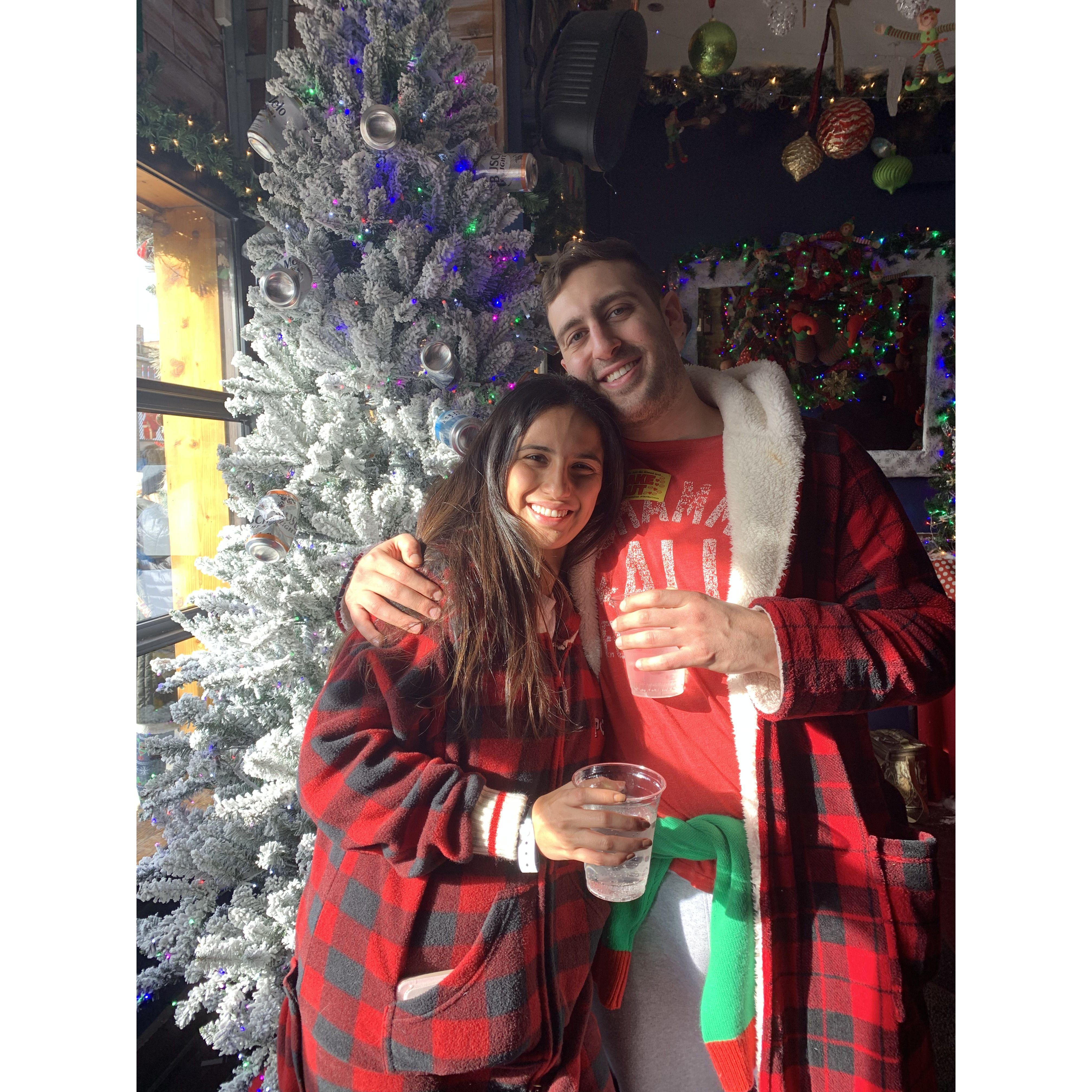 December 11, 2021: Jen and Mark take on the 12 Bars of Christmas bar crawl in Chicago! ᵗʰᵉʸ ᵍᵒᵗ ᵗʰʳᵒᵘᵍʰ ⁴ ᵗʰᵉⁿ ʷᵉⁿᵗ ⁱᶜᵉ⁻ˢᵏᵃᵗⁱⁿᵍ