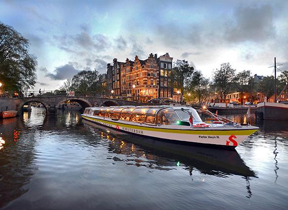 Evening 4-course dinner cruise for 2