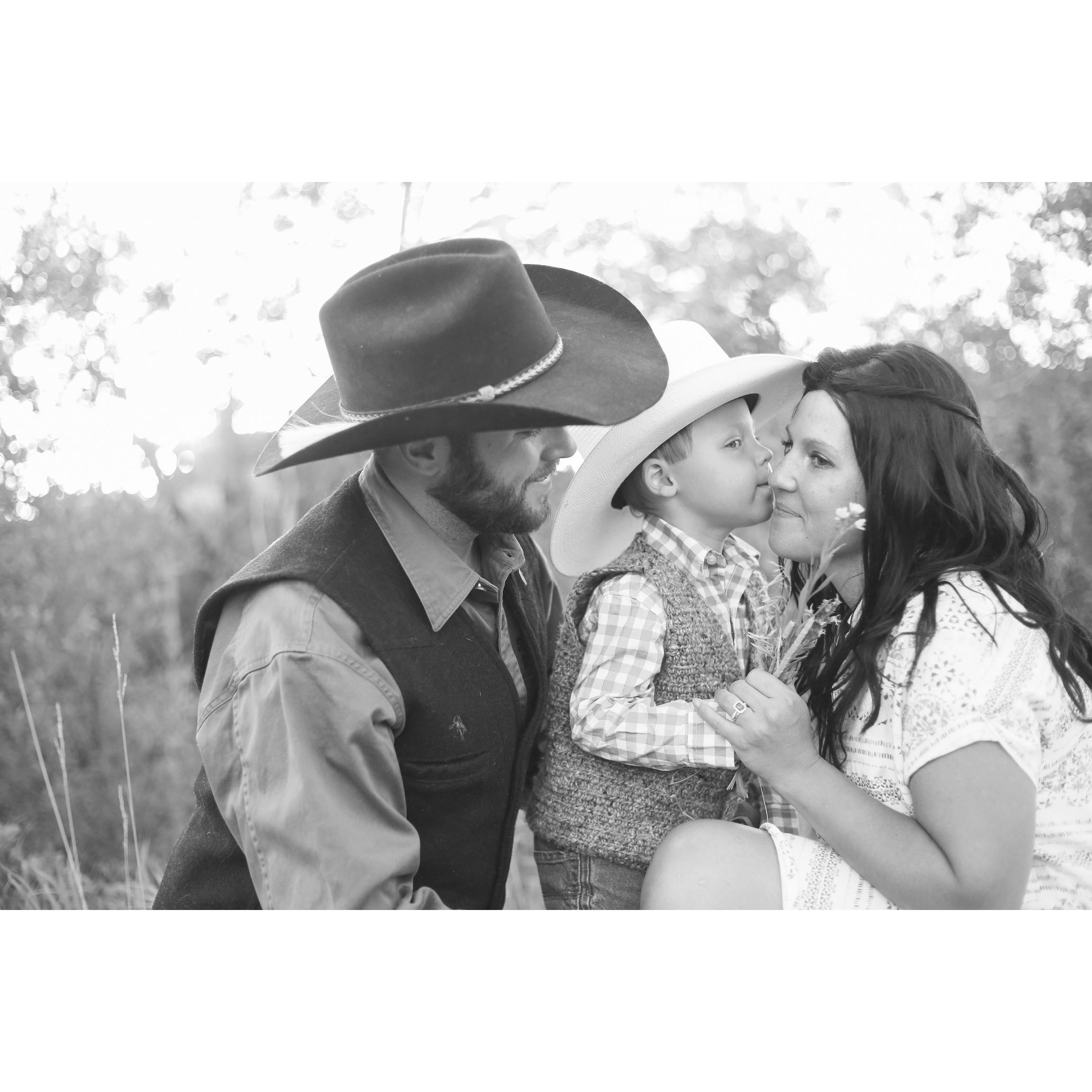 I will always take a kiss and some flowers from these two! 💚