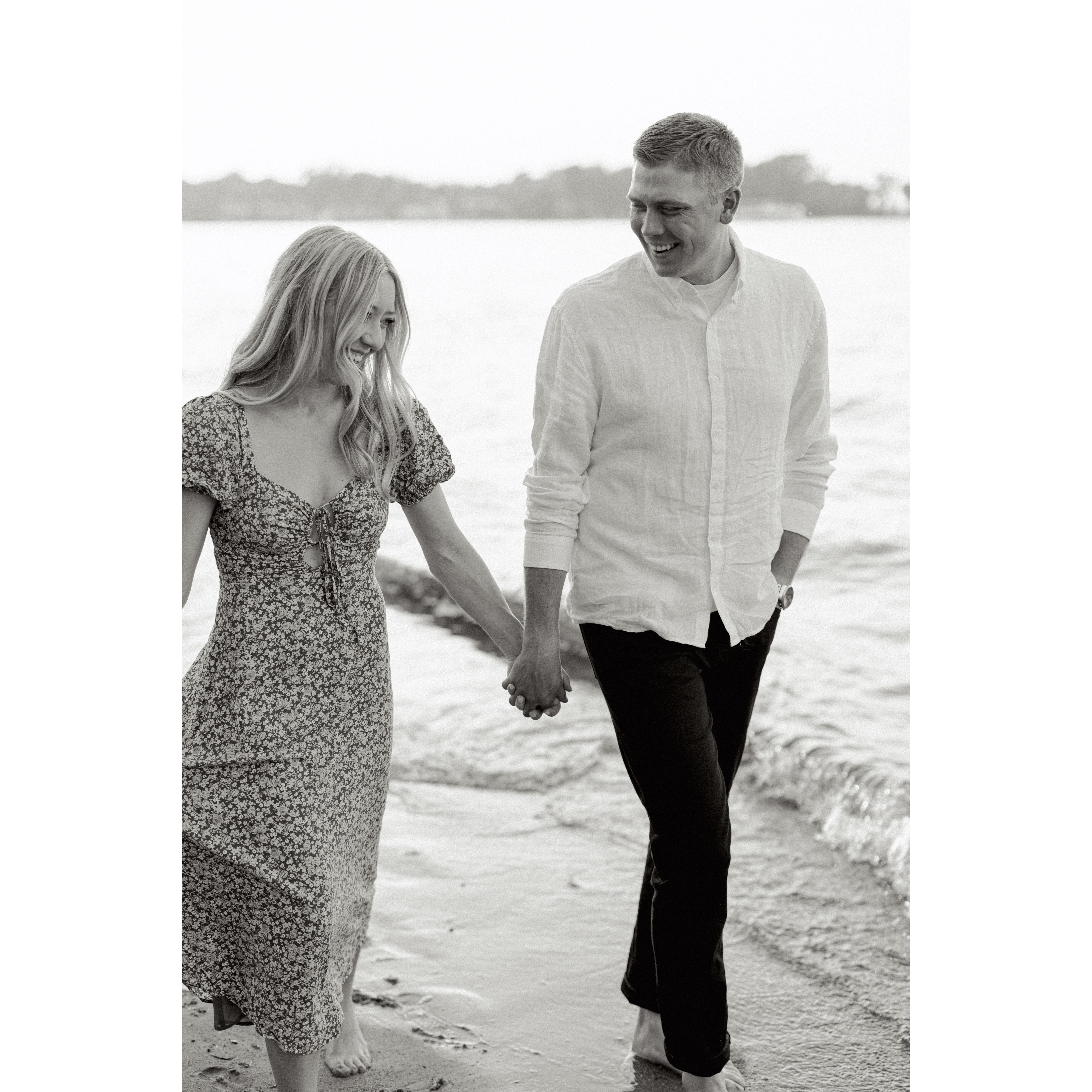 Engagement pictures in Excelsior by Lake Minnetonka.