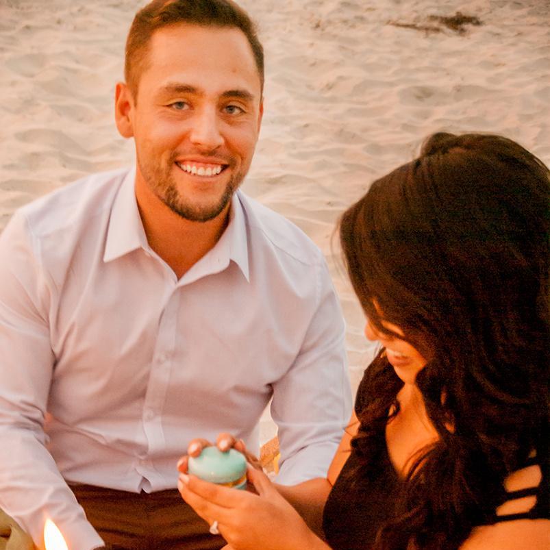 "...Esos ojos q me hipnotizan 
Busco el paraíso de tu sonrisa..."