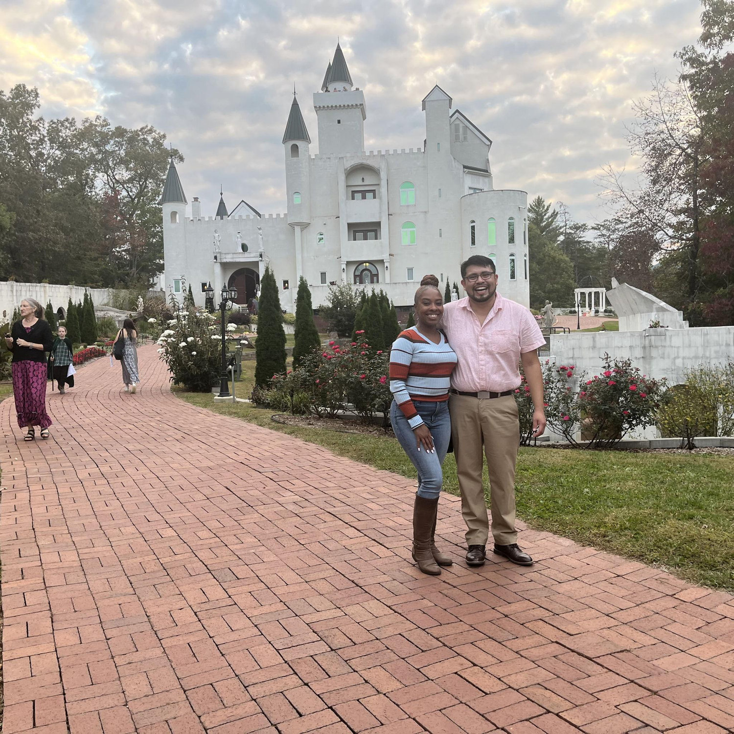 Oskar surprised Leti with a date to a castle and dancing