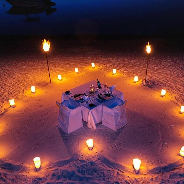 Romantic beach dinner for two! 🧔🏻💖👩🏽🥂