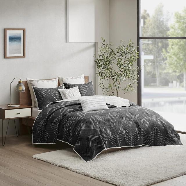 INK+IVY Reversible Cotton Quilt Set - Trendy Chevron Design Summer Cover Breathable Coverlet, Lightweight All Season Bedding Layer for Winter, Matching Shams, Full/Queen(88"x92"), Black 3 Piece