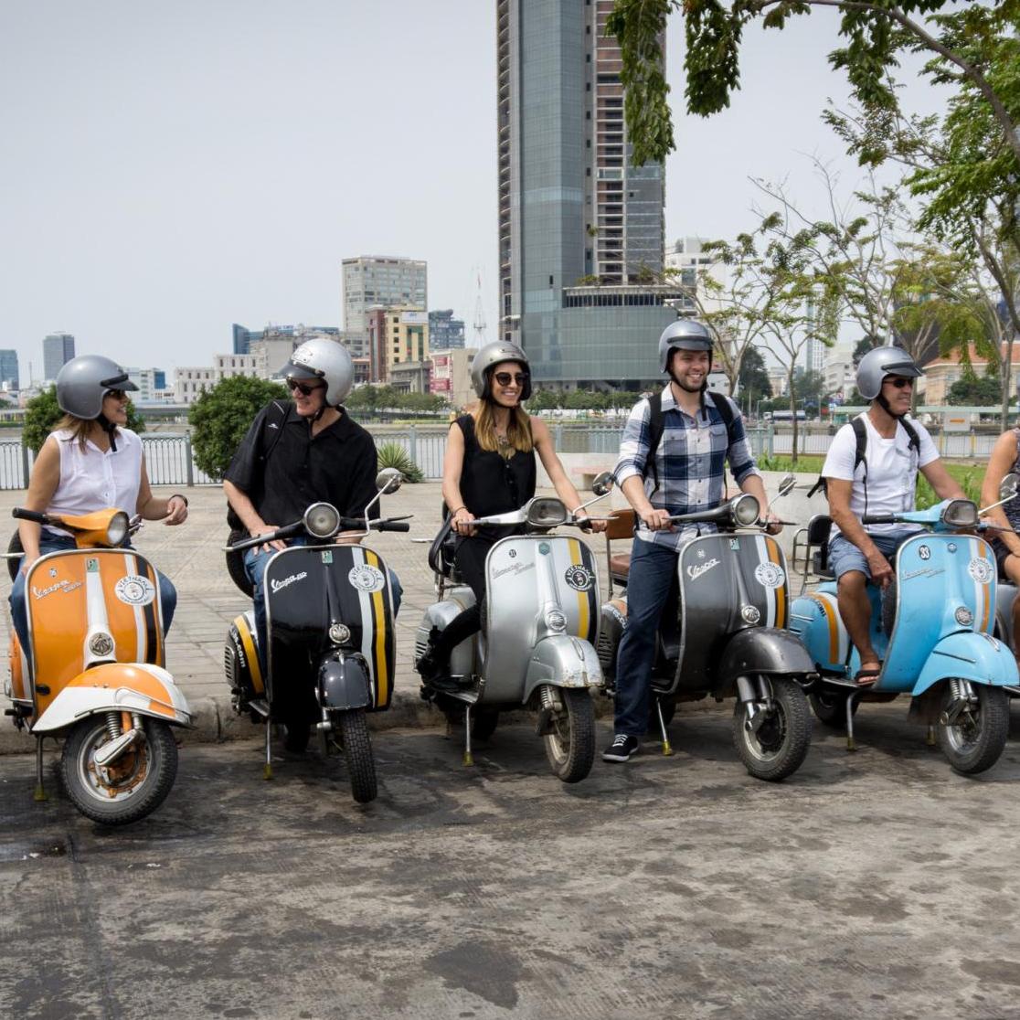 Riding mopeds in Vietnam 🛵🇻🇳