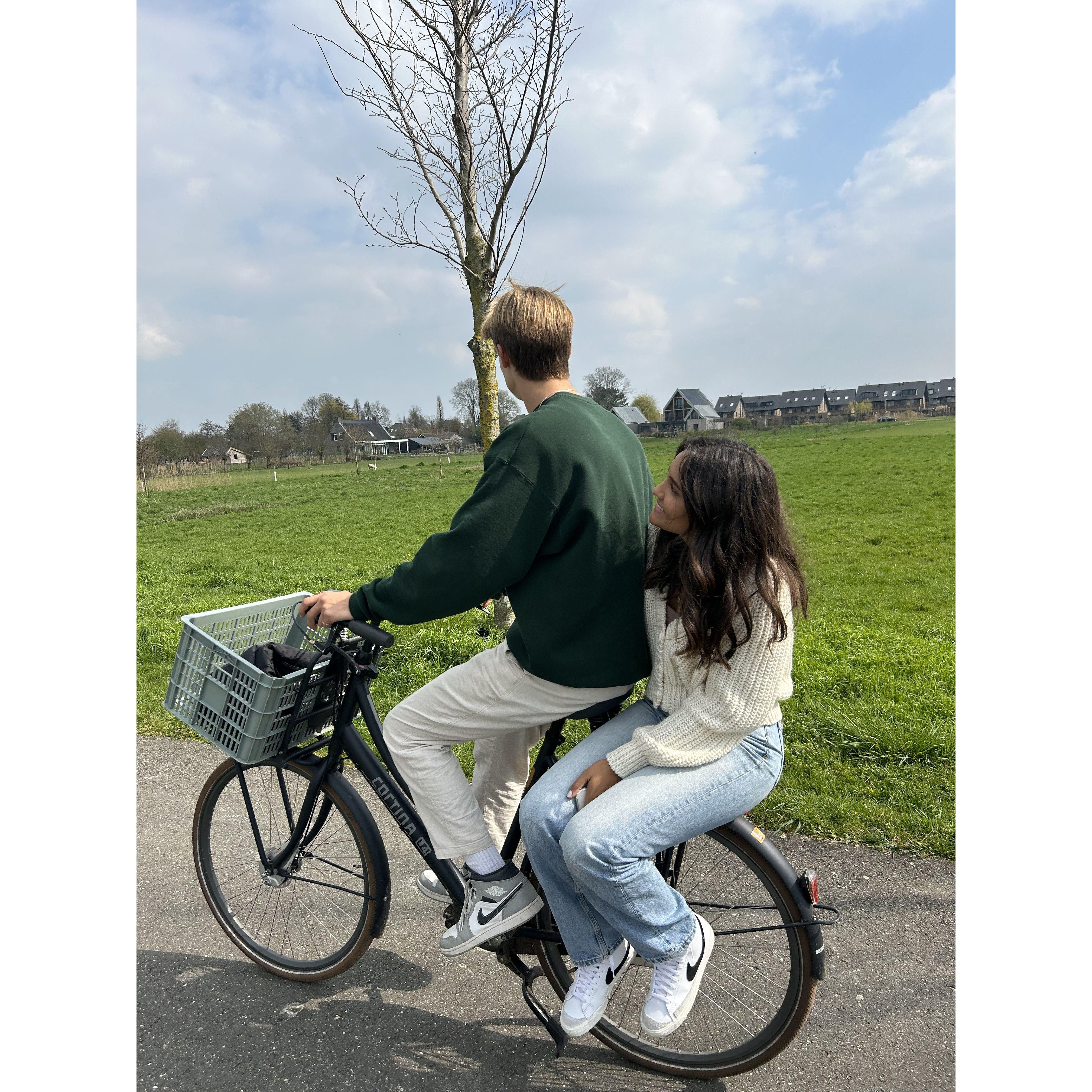 Went on many cute bike rides.
Op veel fiets tochten gegaan.