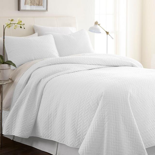 Home Collection Herring King/California King Quilt Set in White