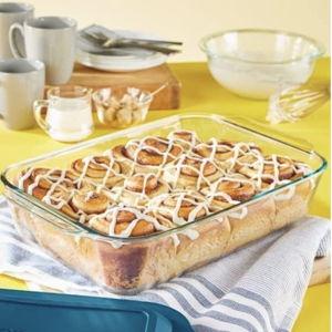 Pyrex Deep 9x13-Inch Glass Baking Dish with Lid, Deep Casserole Dish, Glass Food Container, Oven, Freezer and Microwave Safe, Clear Container